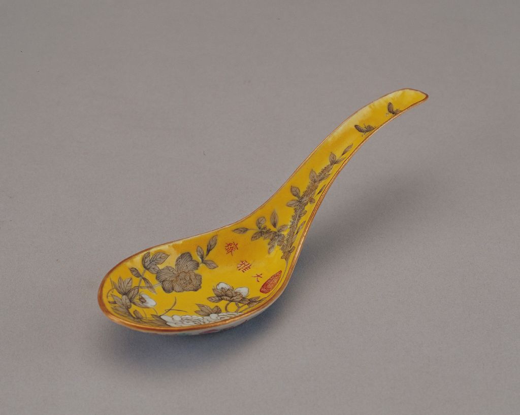 黄地墨彩花蝶纹羹匙